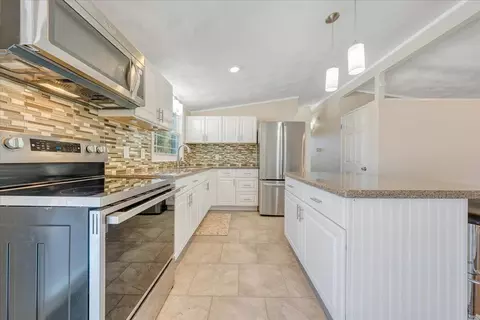 Kitchen - 910 Ridgecrest Dr, Roanoke, VA 24019 photo 2 of 2