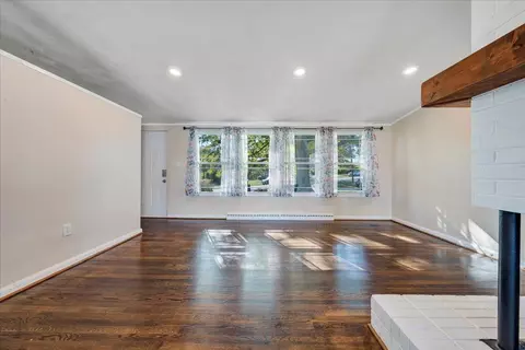 Living - 910 Ridgecrest Dr, Roanoke, VA 24019 photo 6 of 13