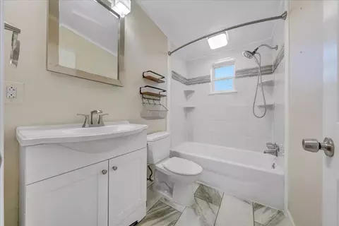 Bath - 910 Ridgecrest Dr, Roanoke, VA 24019 photo 2 of 2