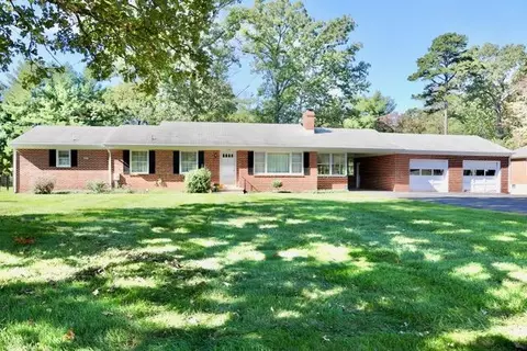 1549 Oakwood St, Bedford, VA 24523