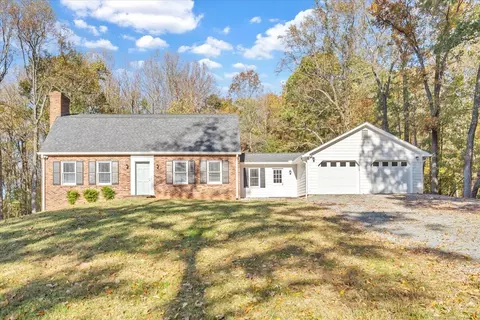 524 Rolling Hill Dr, Rocky Mount, VA 24151