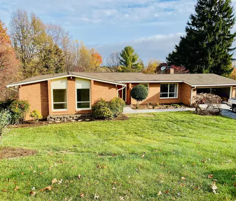 6140 Steeplechase Dr, Roanoke, VA 24018