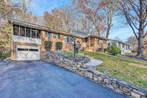 2847 Woodthrush Dr, Roanoke, VA 24018
