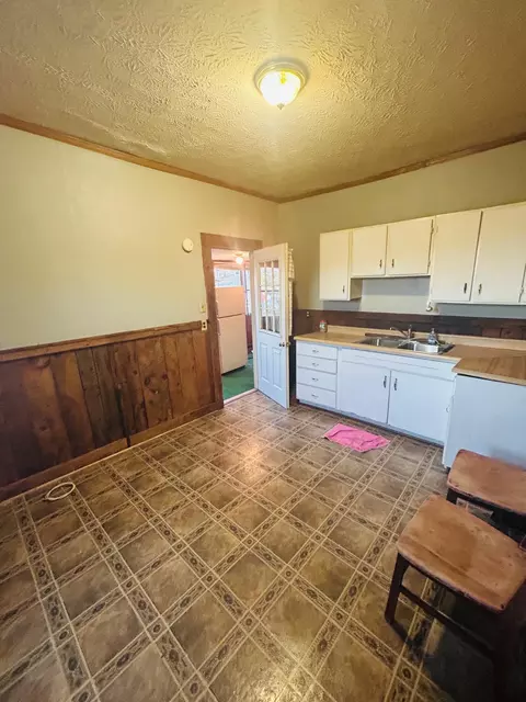 410 E Kline St, Covington, VA 24426 photo 4