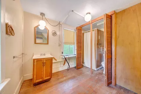 Bath - 11131 Acorn Ln, Broadway, VA 22815 photo 1 of 2