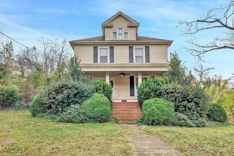 1203 Fairmont Dr, Vinton, VA 24179