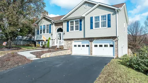 1610 Bush Farm Dr, Vinton, VA 24179