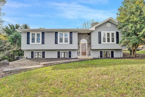 3801 Cundiff Dr, Roanoke, VA 24012