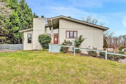 6560 Forest View Rd, Roanoke, VA 24018