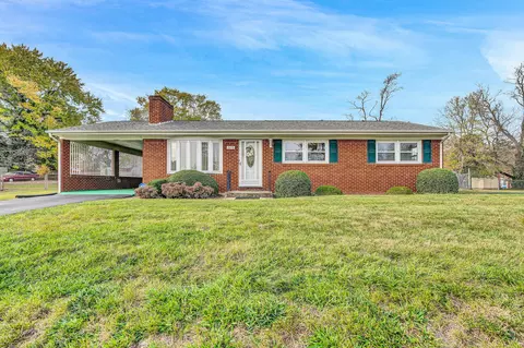 2058 Fairhope Rd NW, Roanoke, VA 24017