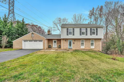 3343 Hollyfield Cir, Roanoke, VA 24018