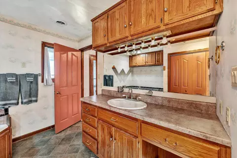 Bath - 35 Harbor View Cir, Penhook, VA 24137 photo 5 of 8