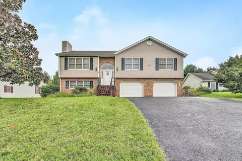 1521 Bush Farm Dr, Vinton, VA 24179