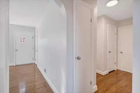 Entry Way - 320 Mapleton Ave NE, Roanoke, VA 24012 photo 2 of 4