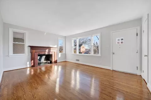 Living - 320 Mapleton Ave NE, Roanoke, VA 24012 photo 3 of 5