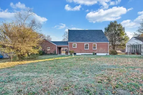 Exterior - 320 Mapleton Ave NE, Roanoke, VA 24012 photo 6 of 12
