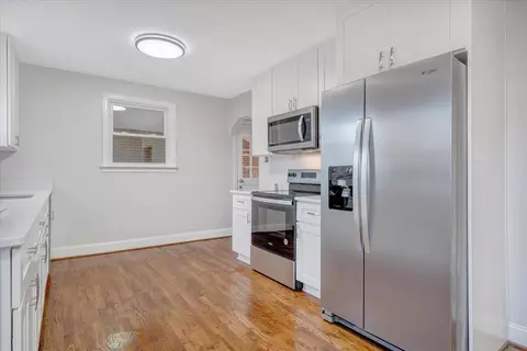 Kitchen - 320 Mapleton Ave NE, Roanoke, VA 24012 photo 4 of 6