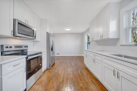 Kitchen - 320 Mapleton Ave NE, Roanoke, VA 24012 photo 5 of 6