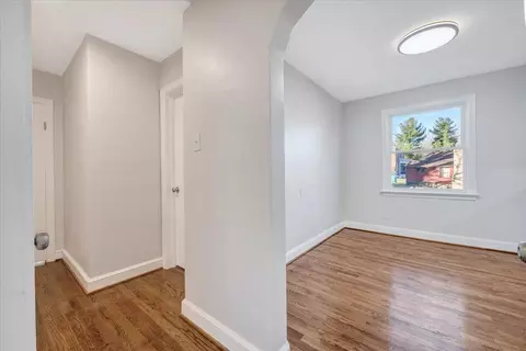 Entry Way - 320 Mapleton Ave NE, Roanoke, VA 24012 photo 3 of 4