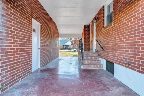 Exterior - 320 Mapleton Ave NE, Roanoke, VA 24012 photo 4 of 12