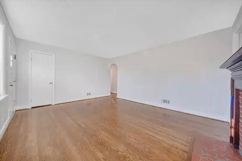 Living - 320 Mapleton Ave NE, Roanoke, VA 24012 photo 4 of 5