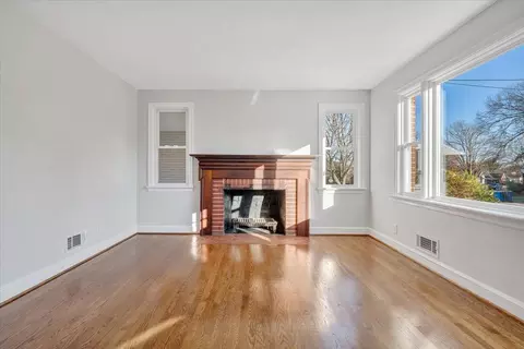 Living - 320 Mapleton Ave NE, Roanoke, VA 24012 photo 2 of 5
