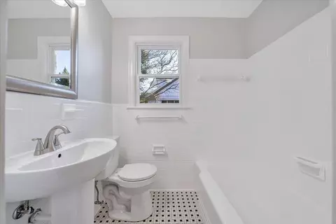 Bath - 320 Mapleton Ave NE, Roanoke, VA 24012 photo 1 of 1