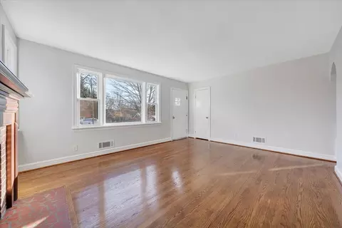 Living - 320 Mapleton Ave NE, Roanoke, VA 24012 photo 5 of 5