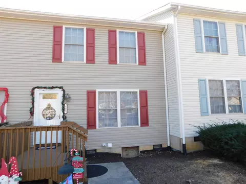 565 School Ln, Christiansburg, VA 24073