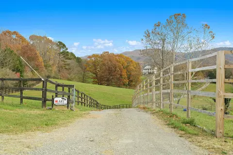 238 Longfield Rd, Fincastle, VA 24090