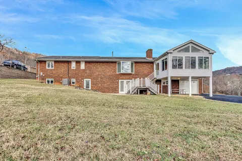 3918 Poplar Grove Dr, Vinton, VA 24179