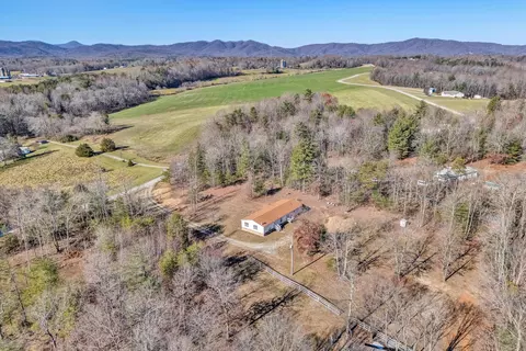 925 Clearwater Dr, Boones Mill, VA 24065