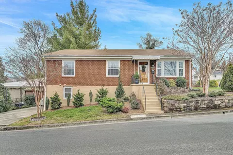 128 S Blair St, Vinton, VA 24179