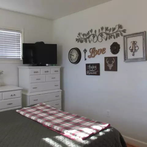Bedroom - 3719 Springvale St SE, Roanoke, VA 24014 photo 2 of 3
