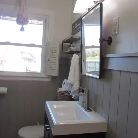 Bath - 3719 Springvale St SE, Roanoke, VA 24014 photo 2 of 4
