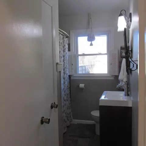 Bath - 3719 Springvale St SE, Roanoke, VA 24014 photo 1 of 4