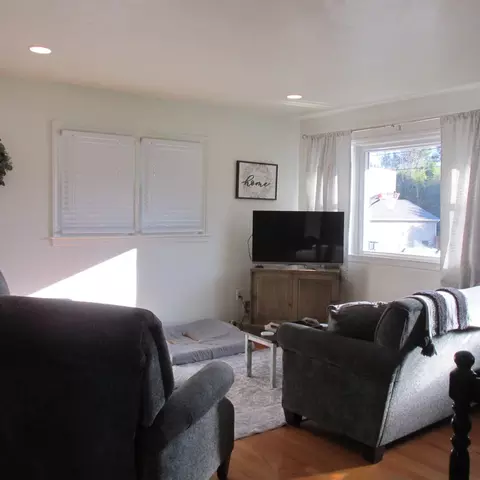 Living - 3719 Springvale St SE, Roanoke, VA 24014 photo 2 of 4