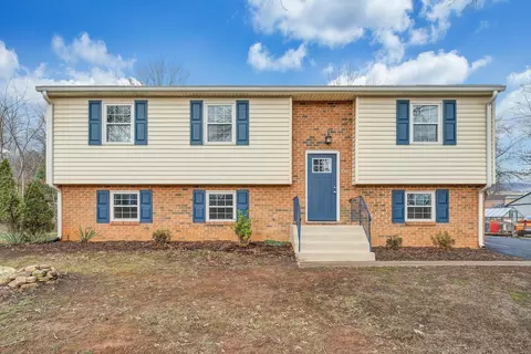 2923 Creekwood Dr, Salem, VA 24153