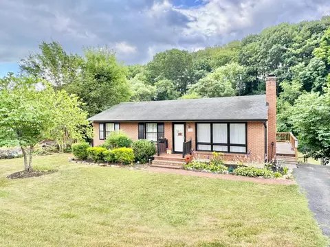 4520 Cresthill Dr, Roanoke, VA 24018