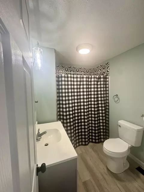 Bath - 1322 W Jackson St, Covington, VA 24426 photo 3 of 5