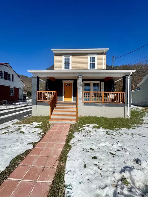 1322 W Jackson St, Covington, VA 24426