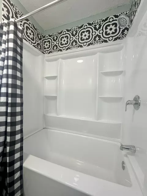 Bath - 1322 W Jackson St, Covington, VA 24426 photo 2 of 5