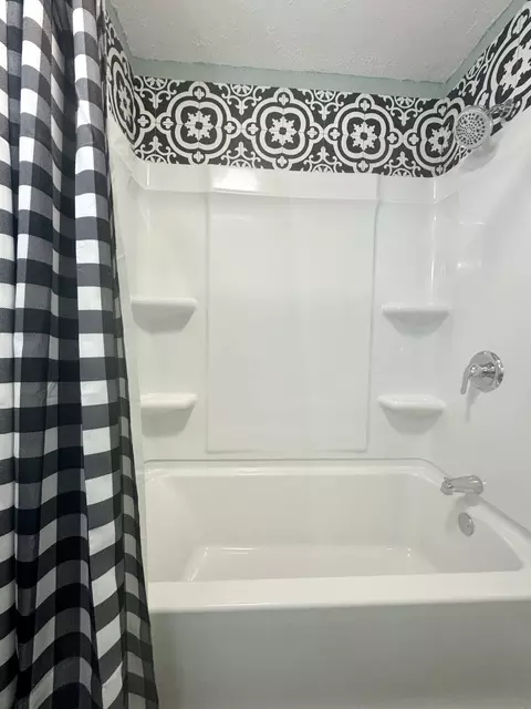 Bath - 1322 W Jackson St, Covington, VA 24426 photo 4 of 5