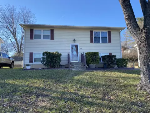 8320 Willow Creek Dr, Roanoke, VA 24019