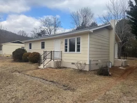 210 Green Meadow Ln, Rocky Mount, VA 24151