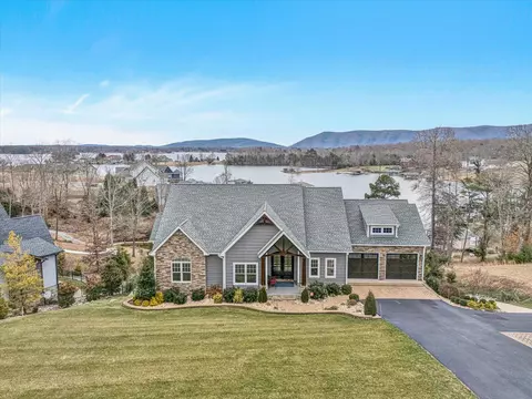 271 Compass Cove Cir, Moneta, VA 24121