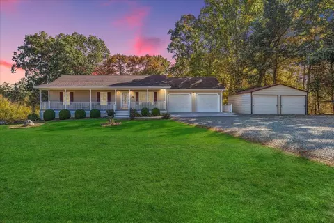 40 Harbor Landing Dr, Moneta, VA 24121