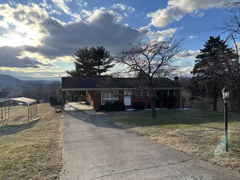 805 Gates Ln NE, Roanoke, VA 24012