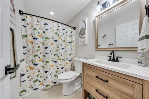 Bath - 2000 Tula Dr, Salem, VA 24153 photo 6 of 6