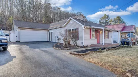 3631 Sandlewood Rd, Roanoke, VA 24018